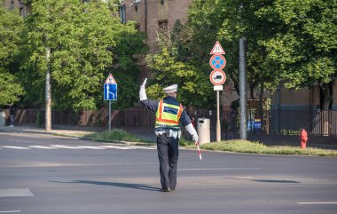 Trafik Polis arabaları bir geçiş yol yönetmenlik