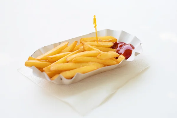 Pommes im Pappteller auf weißem Hintergrund — Stockfoto