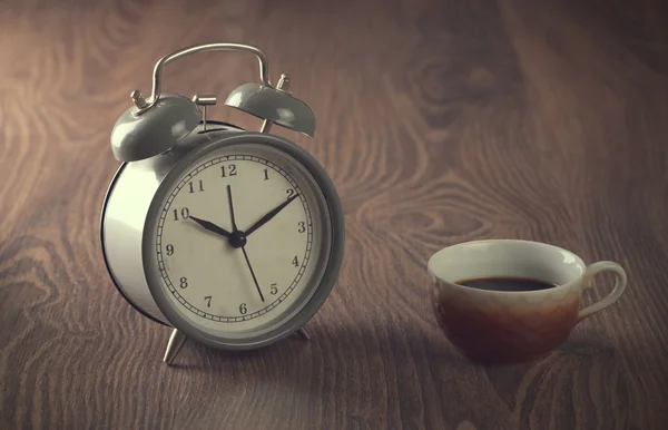 Vintage foto voor koffie ant oude klok op houten — Stockfoto