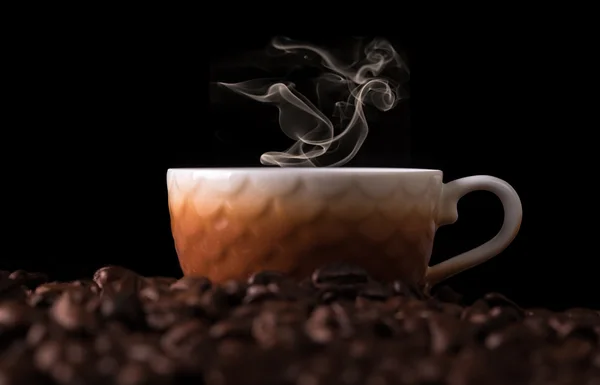 Warme koffie in de cup en koffiebonen — Stockfoto