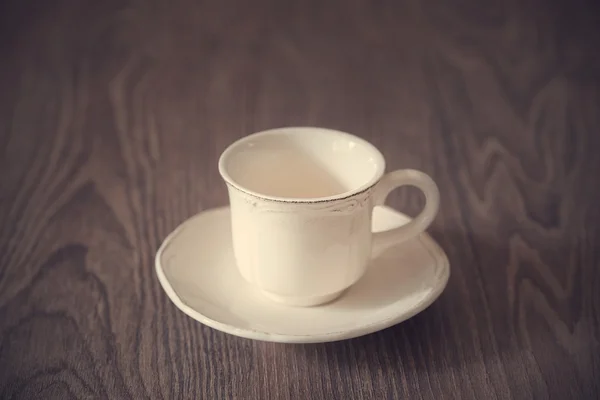 Leere Kaffeetasse auf dem Holztisch — Stockfoto