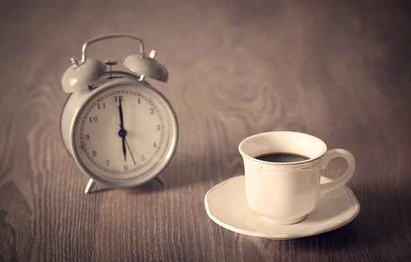 Koffie drinken in de vintage cup en antieke klok — Stockfoto