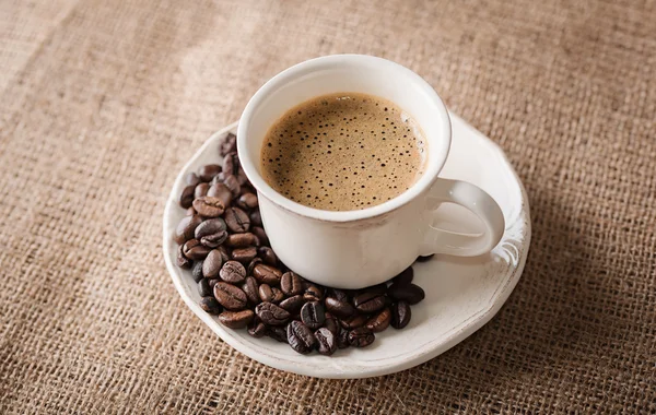 Friss kávé- és babkávé a zsákvászon — Stock Fotó