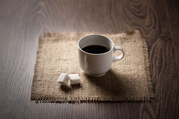 La taza del café sobre el saco la madera —  Fotos de Stock
