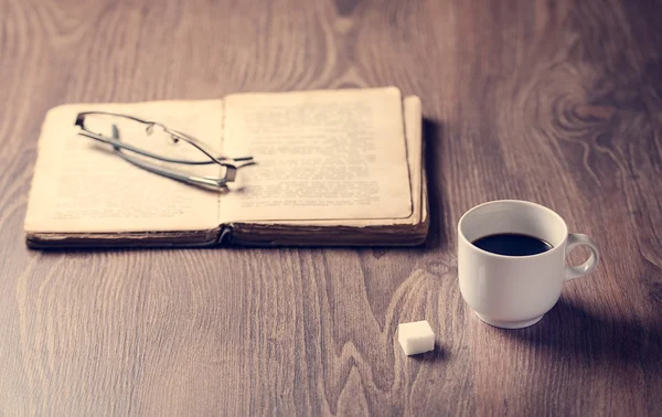 Kopje koffie op zak een houten — Stockfoto