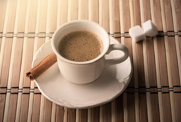 Tasse de café dans la lumière du matin — Photo