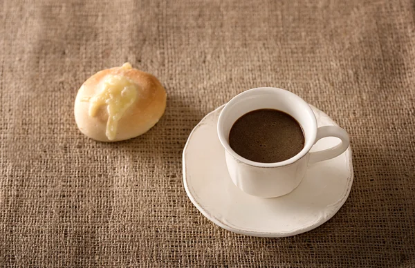 신선한 커피와 치즈 빵 — 스톡 사진