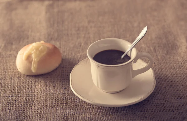 Friss kávé és sajtos kenyér — Stock Fotó