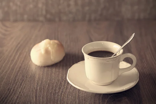 Frischer Kaffee und Käsebrot — Stockfoto