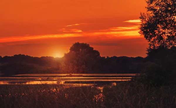 Solnedgång på sjön — Stockfoto