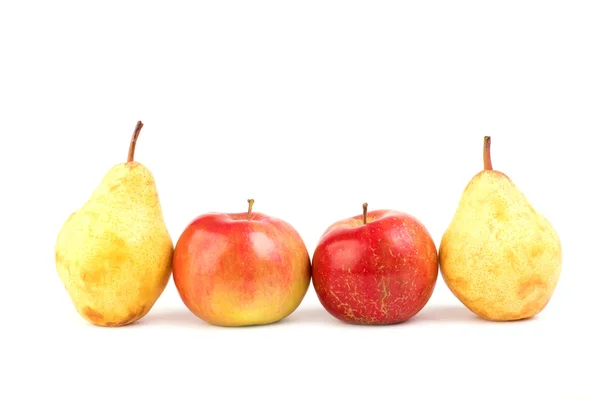 Äpple och päron isolerade på vitt — Stockfoto