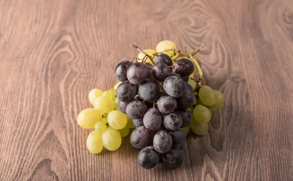Fresh grapes on wooden background — Stock Photo, Image