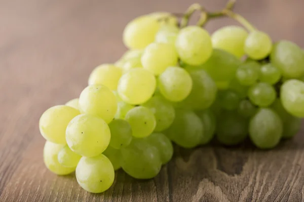Fresh grapes on wooden background — Stock Photo, Image