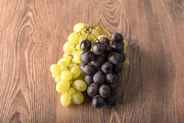 Uvas frescas sobre fundo de madeira — Fotografia de Stock