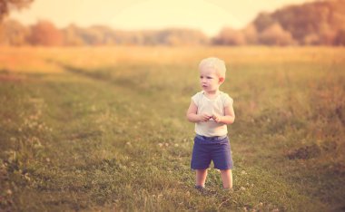 Doğal sarışın yürümeye başlayan çocuk