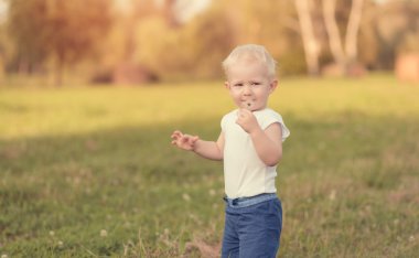 Doğal sarışın yürümeye başlayan çocuk