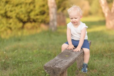 Doğal sarışın yürümeye başlayan çocuk