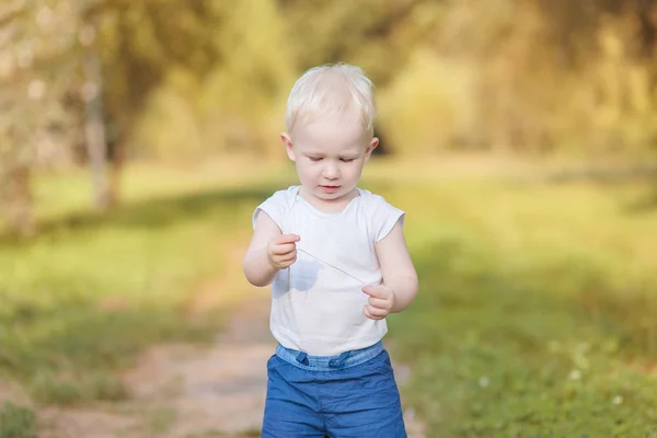 Блондинка малюк хлопчик в природі — стокове фото