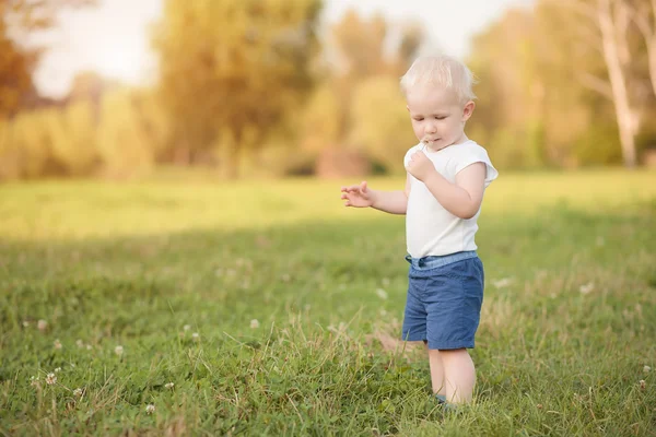 Doğal sarışın yürümeye başlayan çocuk — Stok fotoğraf