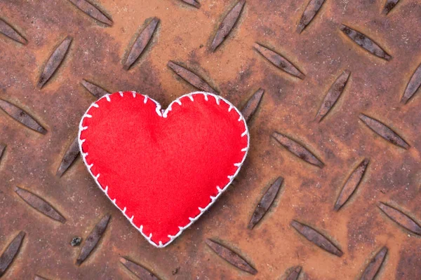 手作りのハート形 金属の背景の愛のシンボル — ストック写真