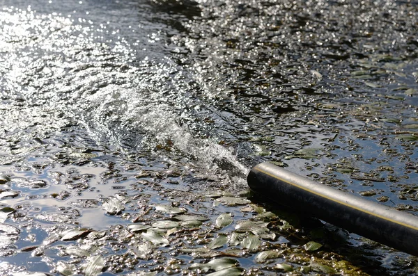 ビーチでの下水道 — ストック写真