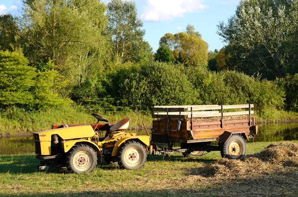 Старый трактор в парке — стоковое фото