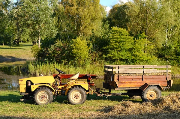 Старый трактор в парке — стоковое фото