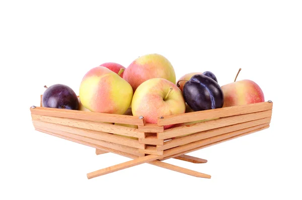 Più frutti in cesto, isolati su bianco — Foto Stock