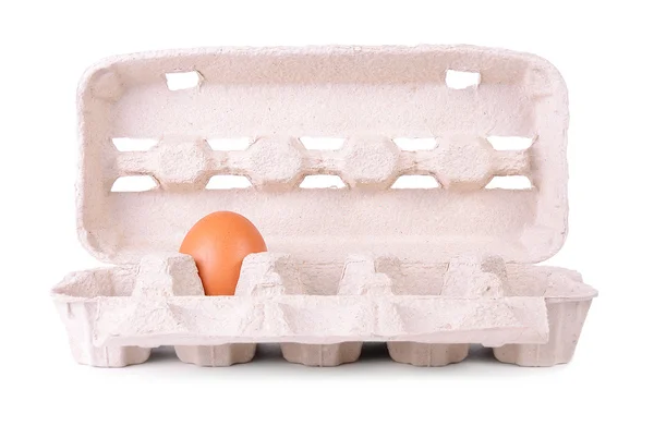 Paquete de cartón de huevos aislado en un blanco —  Fotos de Stock