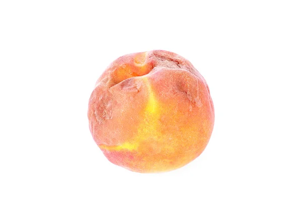 Гнилий персик ізольований на білому — стокове фото