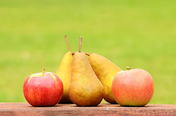 Frische Birnen und Äpfel nach der Ernte — Stockfoto