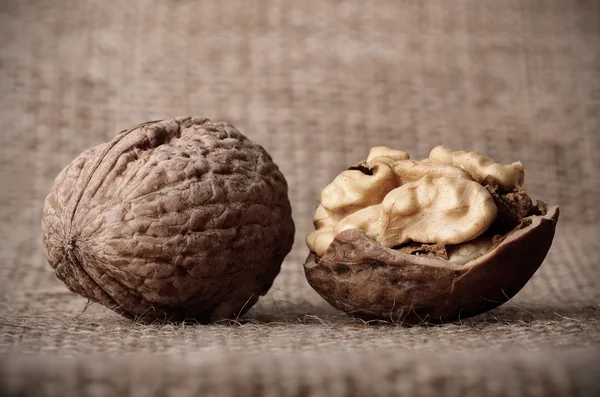 Foto oscura de nueces sobre tela de saco — Foto de Stock