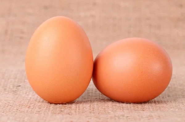 Huevo sobre fondo de tela floja — Foto de Stock