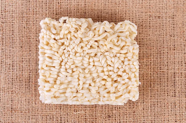 Foto de primer plano de pasta sobre tela de saco — Foto de Stock