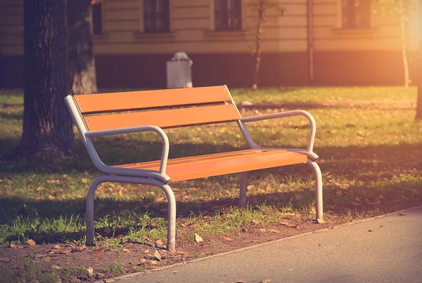 Foto suave de un banco en el parque de otoño —  Fotos de Stock