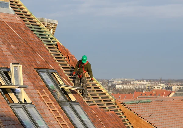 屋根で作業する人 — ストック写真