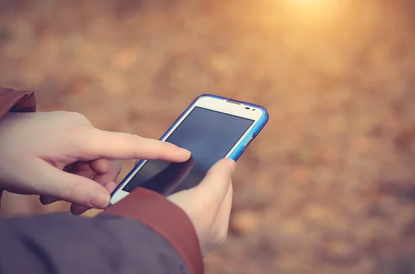 Femeia care utilizează telefonul inteligent — Fotografie, imagine de stoc