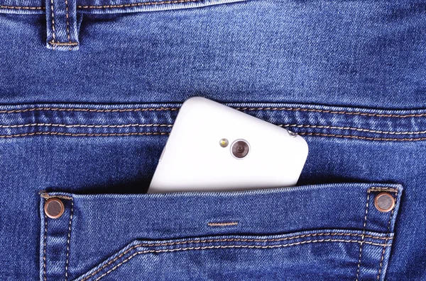 ブルー ジーンズのポケットの中の携帯電話の一部 — ストック写真