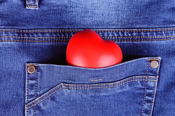 Leia a forma do coração no bolso azul jeans — Fotografia de Stock