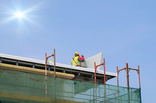 Homem trabalhando no telhado — Fotografia de Stock