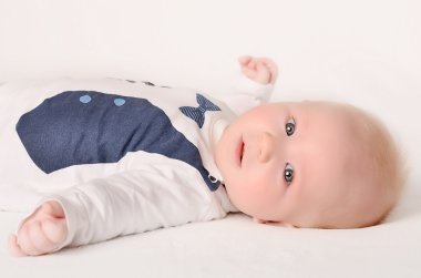 Beyaz arka planda bir bebek