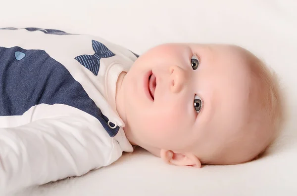 Bebê em um fundo branco — Fotografia de Stock
