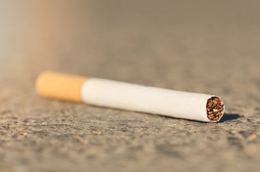 Asfalt üzerinde Sigara