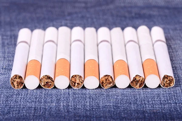 Closeup รูปภาพของบุหรี่บนพื้นหลังยีนส์ — ภาพถ่ายสต็อก