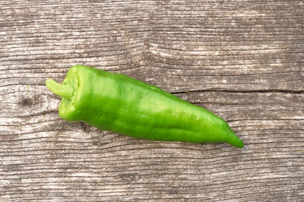 Grön paprika på trä bakgrund — Stockfoto