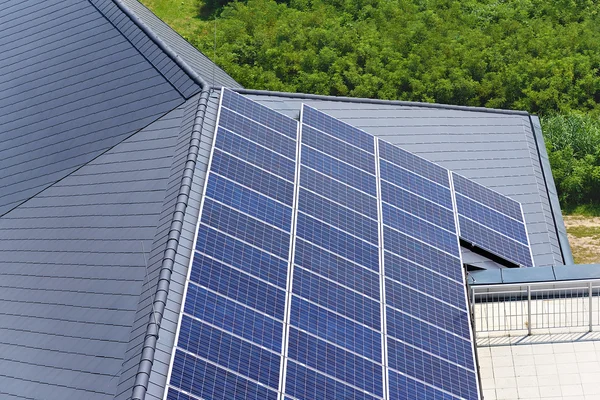 Zonnepanelen op het dak — Stockfoto