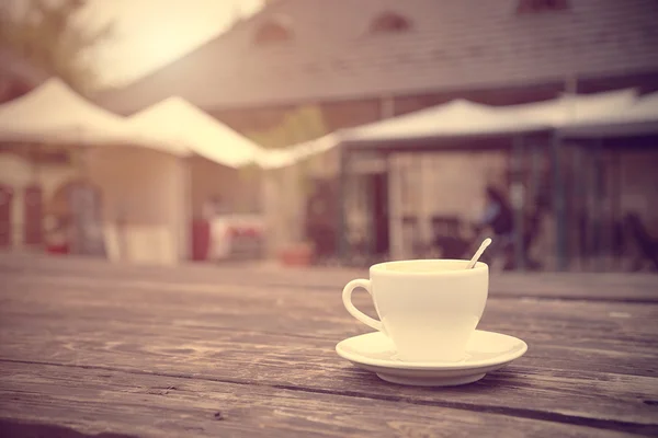 Tasse Kaffee auf einem hölzernen Hintergrund — Stockfoto