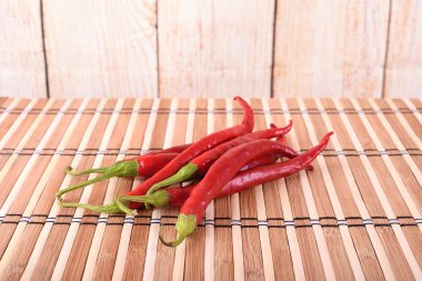 ahşap zemin üzerinde acı biber