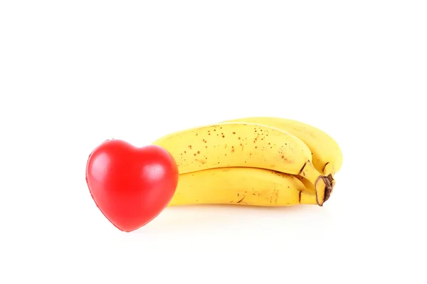 Спелые бананы в форме сердца, изолированные на белом — стоковое фото