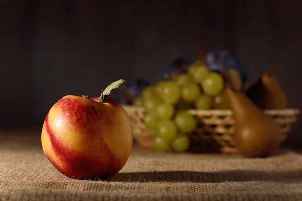 Frisches Obst auf Sacktuch nach der Ernte — Stockfoto